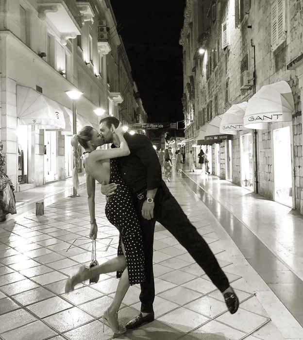 Bianca Drăgușanu și Alex Bodi, în ipostaze intime pe străzile din Croația. Imaginea a fost făcută publică