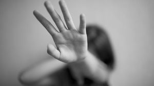 Situație șocantă în Ploiești. Imaginile cu o fetiță de 10 ani, înjosită de patru adolescenți, au ajuns online