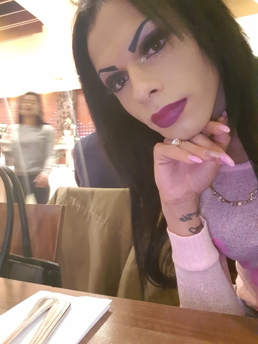 Transsexualul Roxi o acuză pe Narcisa, dansatoarea preferată a lui Florin Salam, că l-ar fi adus în Anglia, pentru a practica prostituția