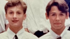 Băiețeii din imagine au ajuns două mari vedete TV ale României. Ți-ai dat seama cine sunt?