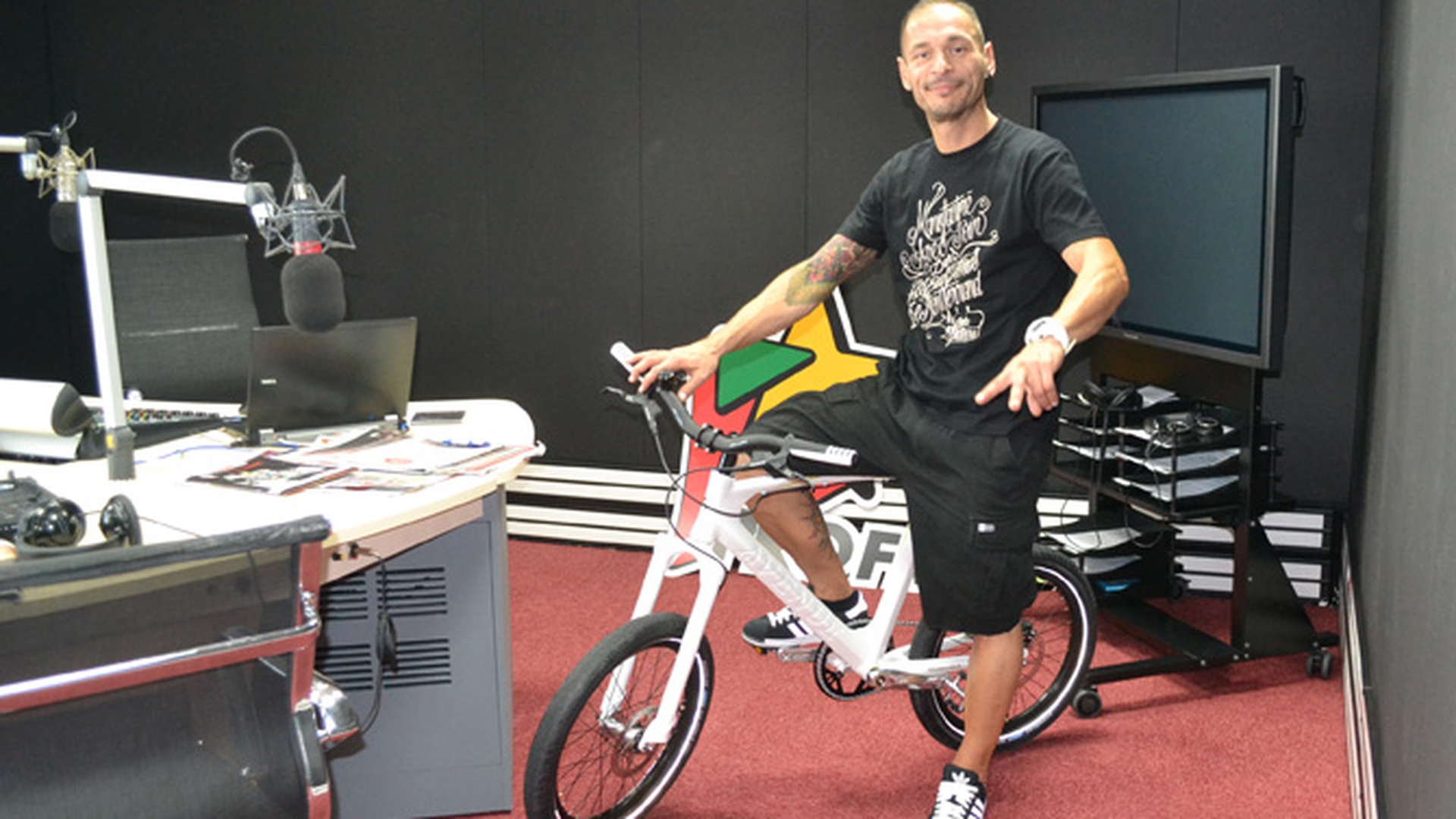 Nu banuiai vreodata ce se intampla in spatele microfonului! George Vintila se da cu bicicleta in studioul radio!