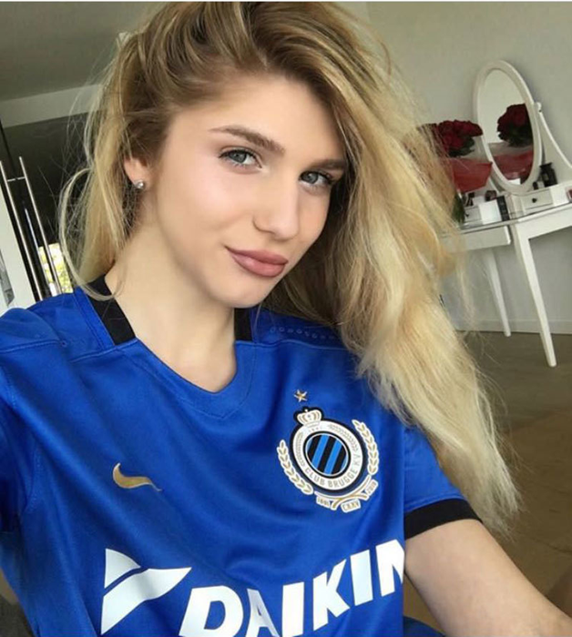 Floris este mândră de tricoul cu FC Bruges pe care l-a primit cadou de la iubitul ei