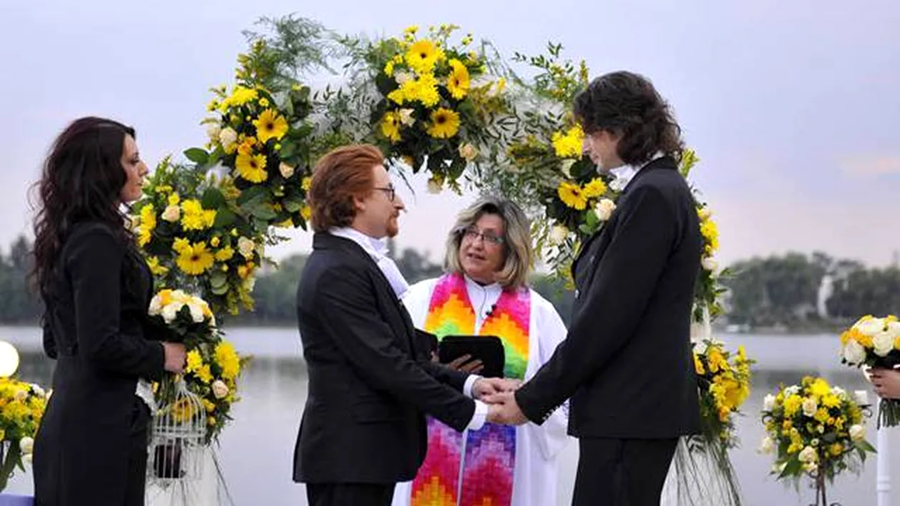 “Gay-ii de la PRO TV” au avut nunta în România acum cinci ani, dar s-au stabilit în Spania. Ce părere au despre referendum