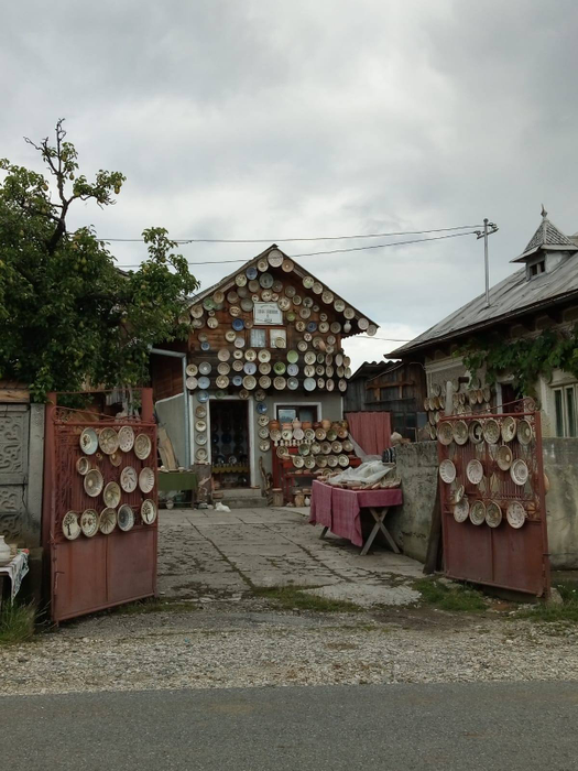 Casele sunt ornamentate cu diverse farfurii de ceramică