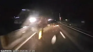 Un microbuz plin cu muncitori s-a răsturnat în Prahova, iar impactul a fost filmat de un alt șofer. 10 oameni au ajuns la spital | VIDEO