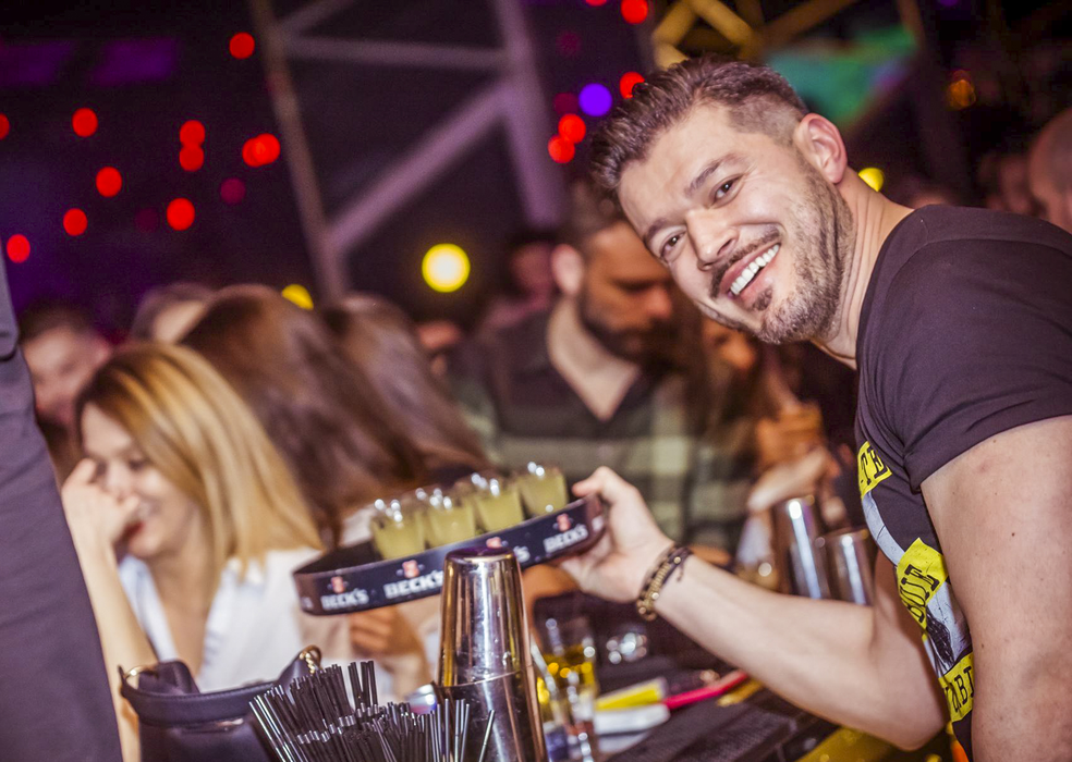 Victor Slav se descurcă și ca barman