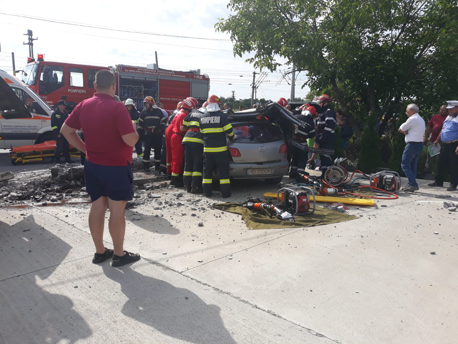 Accident sinistru în Hunedoara. Un tată a murit sub privirile fiului său de trei ani. Un stâlp s-a prăbușit peste mașina în care erau cei doi