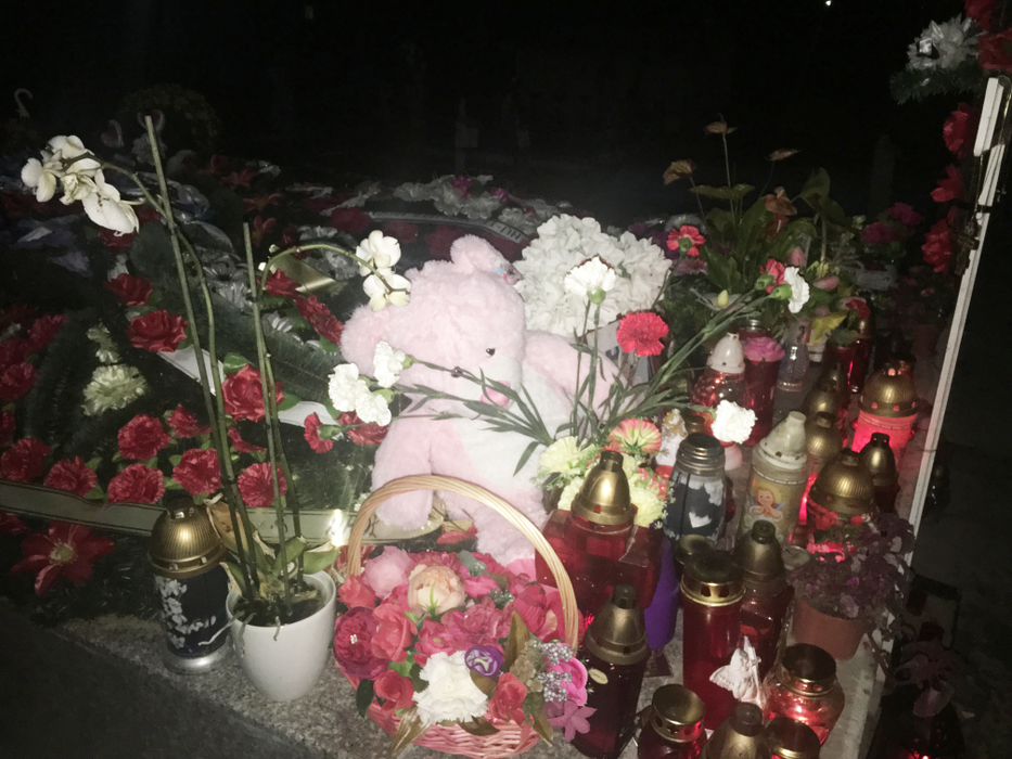 Mormântul Denisei este acoperit de flori şi daruri, chiar şi la două luni de când îndrăgita cântăreaţă s-a stins din viaţă