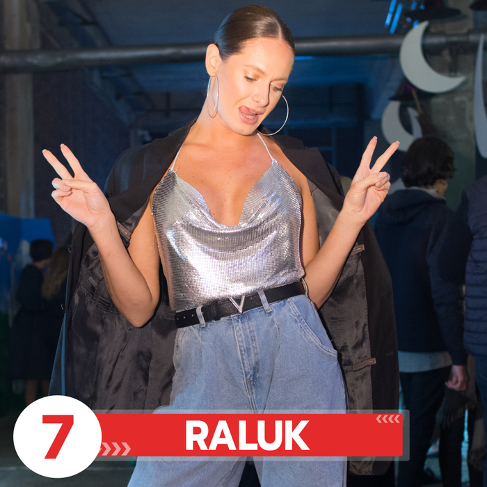 Top 50 decolteuri care au „explodat”. Pe ce locuri se clasează Monica Bârlădeanu, Lili Sandu ori Claudia “Cream”