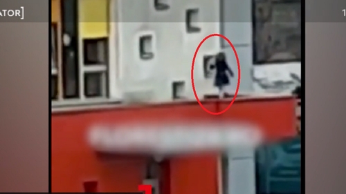 Imagini șocante! O fetiță de 5 ani din Cluj a fost filmată în timp ce dansează pe copertina unei grădinițe, la o înălțime de 3 metri
