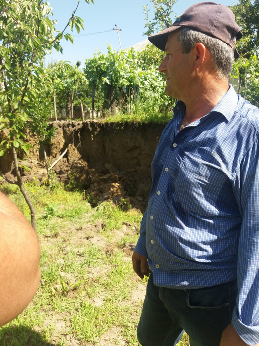 Localnici se tem că alunecarea de teren nu s-a oprit
