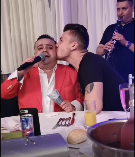 Momentul când Adi Minune se alege cu un ”pupic”