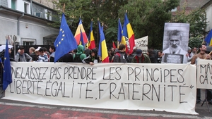 Zeci de tineri au protestat impotriva comportamentului francezilor, in fata Ambasadei Frantei la Bucuresti