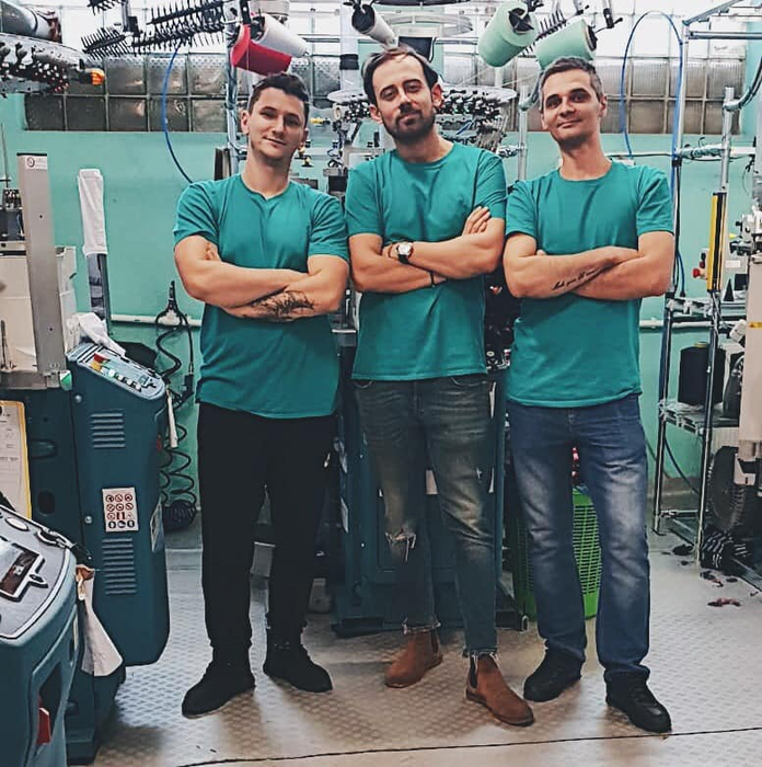 Ilie Pană (centru) alături de prieteni în laboratorul de șosete