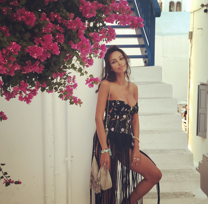 Mădălina Ghenea s-a fotografiat în ipostaze sexy. S-a aşezat în apă, iar decolteul i-a…