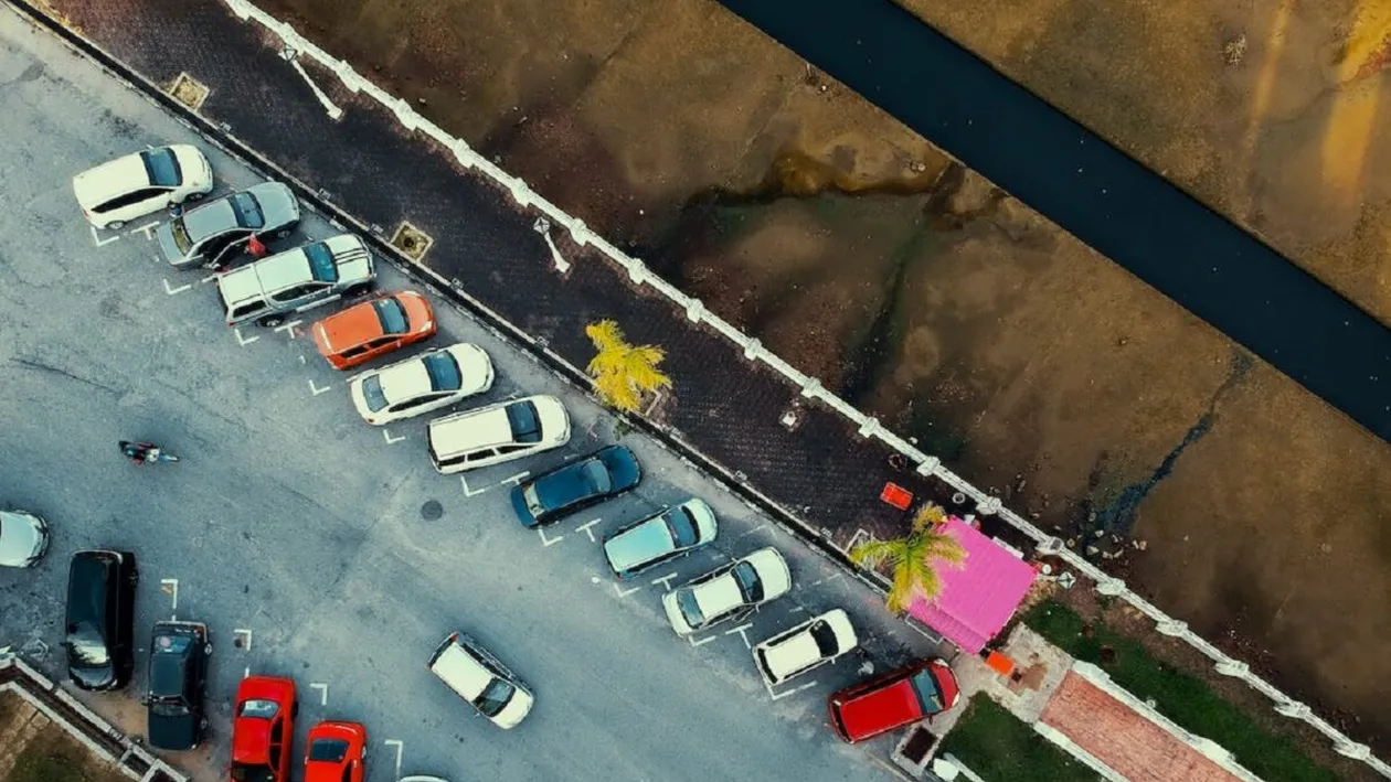 Șoferul unui Audi a ajuns vedetă pe Internet, după ce și-a parcat mașina pe două locuri. Motivul ireal pentru care a făcut asta