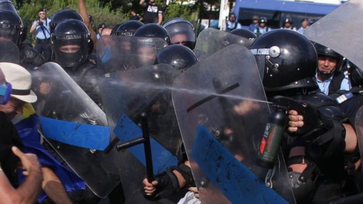 Cât de periculoase sunt gazele folosite la proteste! Medicii sunt îngrijorați
