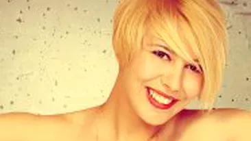 Sore Mihalache din Pariu cu viata a renuntat la haine! Uite cum isi promoveaza noua melodie pe internet