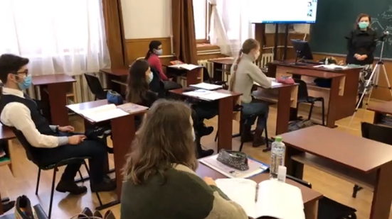 Cum au stat elevii în bănci la redeschiderea școlilor FOTO