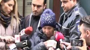 Femeia care a băgat spaimă la metrou vineri dimineaţă, primele declaraţii: „Am vrut doar să iau mâncare la copil. Nu ştiu de ce m-a adus aici”