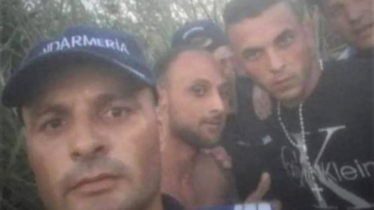 Trei jandarmi din Caracal, cercetaţi după ce au făcut selfie cu doi evadaţi pe care i-au prins
