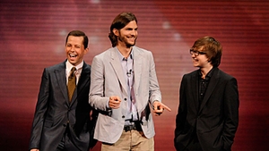 Vesti triste pentru Ashton Kutcher! Actorul ar putea parasi "Doi barbati si jumatate" Vezi de ce