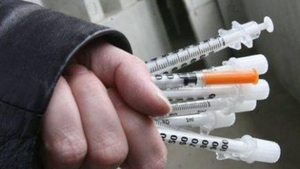 Ce s-a întâmplat cu tânăra care a stârnit o adevărată isterie în Capitală după ce ar fi înţepat mai multe persoane cu un ac şi le-ar fi infectat cu HIV