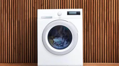 Obiceiul care îți distruge mașina de spălat rufe. Ce nu trebuie să pui niciodată în cuvă