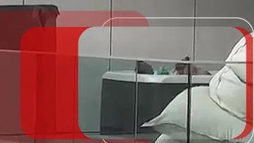 VIDEO BOMBĂ. Candidatul la Capitală își posedă blonda în public! Apelul disperat al unei vecine credincioase: ”Opriți perversul!”