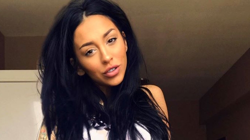 Ruby, incredibil de sexy în ultimul videoclip. Artista s-a dezbrăcat în spatele unui panou şi...