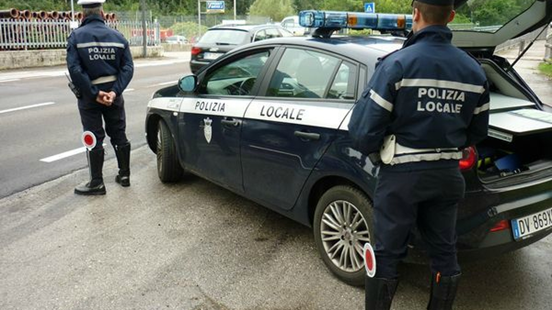 O tânără din România a fost dezbrăcată pe străzile unui oraş din Italia! care a fost primul lucru pe care l-au făcut localnicii