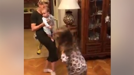 Andreea Bănică, spectacol alături de cei doi copii! Cum arată serile în familia artistei înainte de a apărea la ”Bravo, ai stil!”