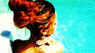 Pozele postate de Rihanna pe net. In ce ipostaza s-a fotografiat, in timp ce iubitul Chris Brown flirta cu o blonda misterioasa