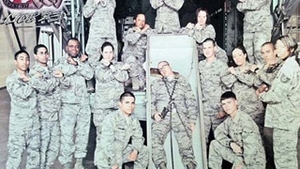 Credeai ca numai romanii se pot poza langa morti? Uite fotografia care a socat America