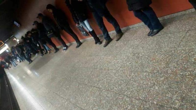 Imaginea zilei!  Cum aşteaptă bucureştenii metroul, după ultimele evenimente care au şocat ţara