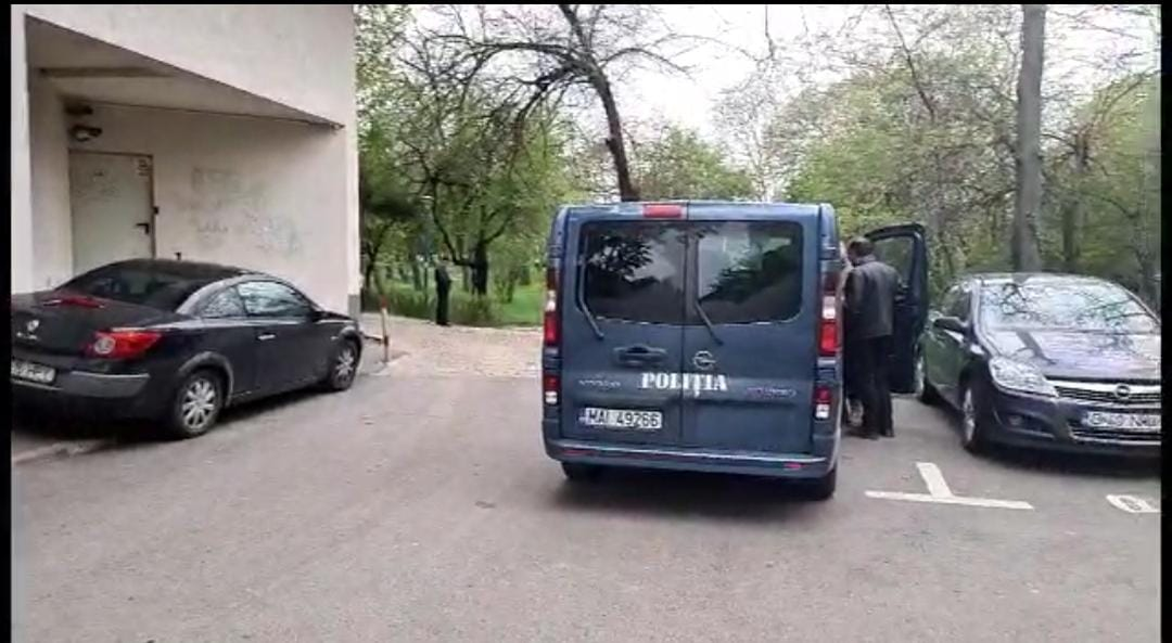 Mai multe echipaje de poliție au venit la locul cu pricina