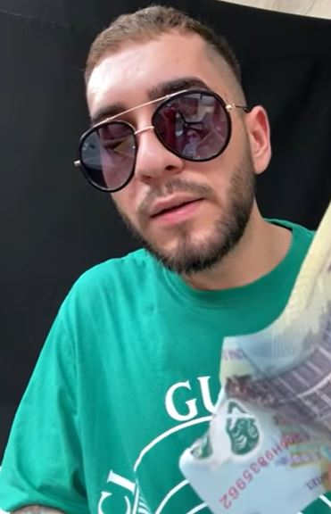 Fulgy a dat foc unei bancnote de 100 de lei în timp ce era la un restaurant: “Uitați ce înseamnă banii pentru mine”. Ce sume oferă cerșetorilor | VIDEO