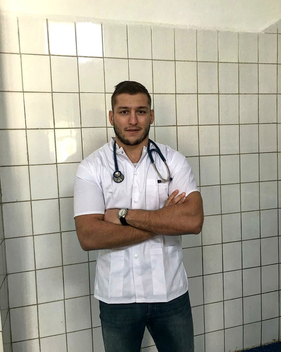Nicolo Bonati, doctorul din cușcă, se iubește cu o super bunăciune