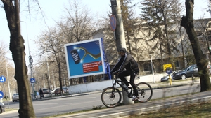 Si-a dat limuzina de lux pe o bicicleta! Gabi Balint, intr-o ipostaza rara! Sigur nu-l recunosti!