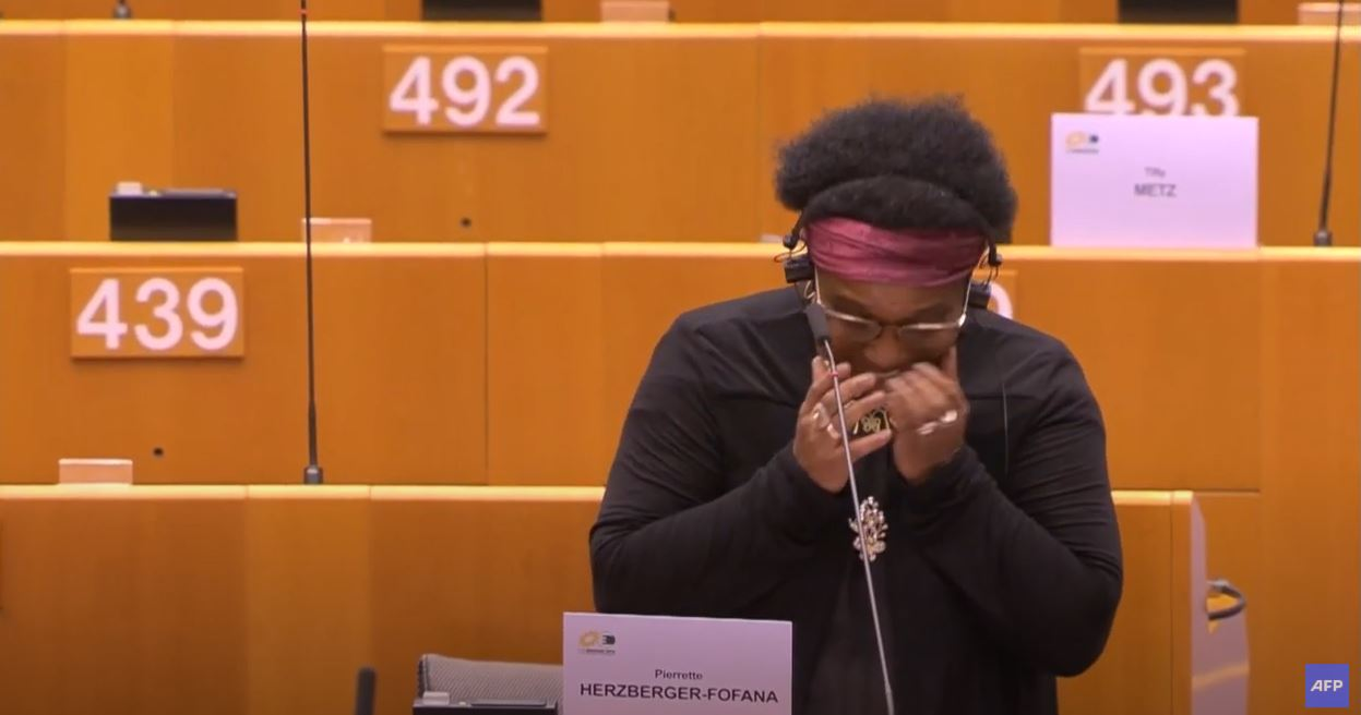 O eurodeputată de culoare a fost agresată de polițiștii din Bruxelles! Pierrette Herzberger-Fofana a povestit totul în Parlamentul European: “A fost o experiență traumatizantă”