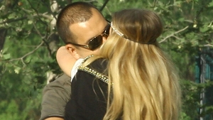 Scene fierbinti cu un cuplu celebru, la padure! Lucian Mitrea a sarutat-o si i-a pus mana pe fund Andreei Banica in public!