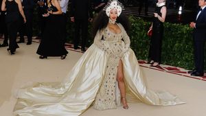 Cardi B și-a șocat fanii în noul videoclip. Artista a purtat sandale cu 75.000 de cristale Swarovski