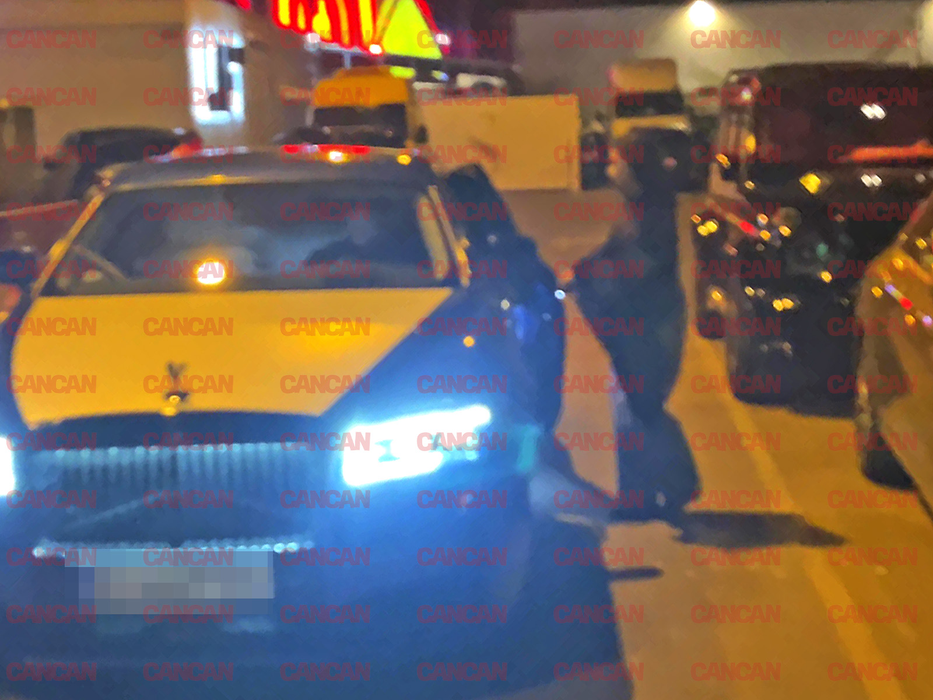 Adrian Mititelu Junior și-a așteptat noua „cucerire” în mașină. Foto: CANCAN.RO