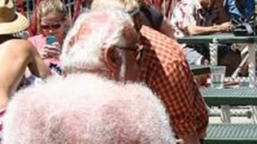 "Daca nu ii vedeam fata, nu as fi crezut ca e om". Vezi ce ascunde sub camasa cel mai ciudat barbat din lume!