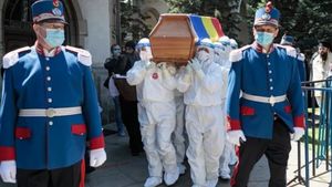 Cine sunt bărbații care au dus sicriul lui ÎPS Pimen, îmbrăcați în costume de protecție: ”Am simțit că purtăm pe umerii noștri toată Bucovina”