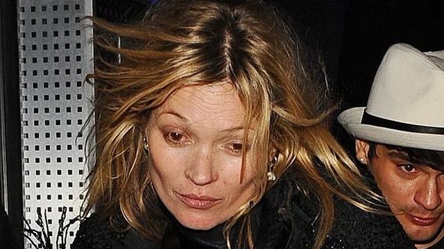 Incident socant! Kate Moss a sarit sa bata un paparazzo in fata unui club de noapte din Paris!