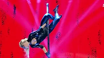 Adina si bara ei de senzatie! Pe Mihai Petre a inceput sa-l incurce... cravata cand a vazut-o pe scena de la Romanii au talent