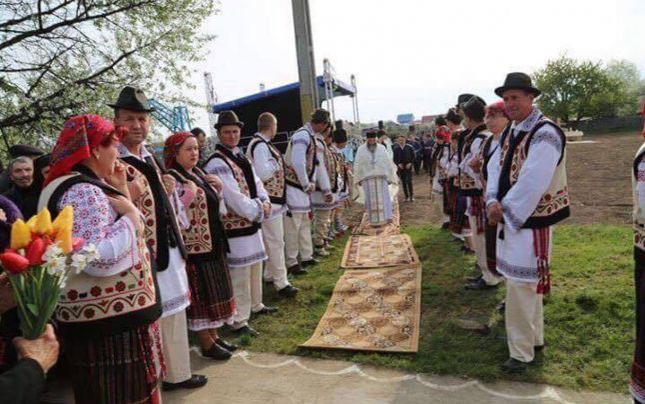 Reacţia episcopului din Huşi, căruia enoriaşii i-au întins covoare pe jos pentru a nu se murdări pe pantofi: „Niciodată Preasfinţitul nu a impus vreun protocol“