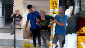 Mai ceva ca în "Visuri la Cheie"! Cum a primit nea Gheorghe din Bolovani o casă nouă în locul celei care cădea pe el