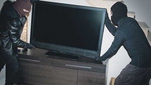 1200 de lei i-au adus închisoarea. Un bărbat din Vaslui a furat televizorul din camera de hotel și l-a dus la amanet